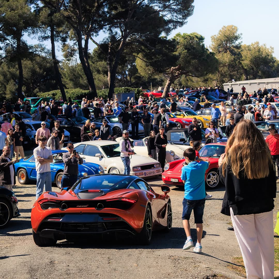 Voiture de collection lors d'un rassemblement